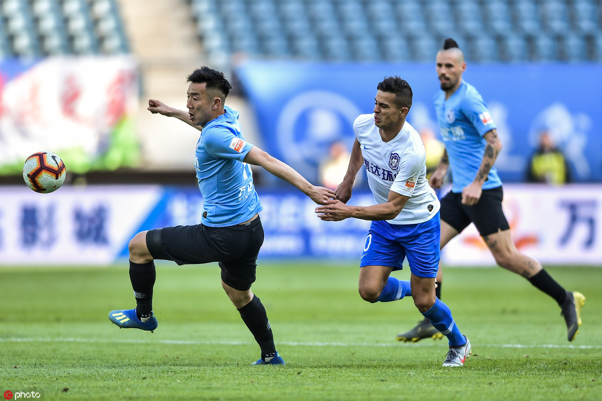 包含天津泰达客场不敌大连一方，输球遭遇连败的词条