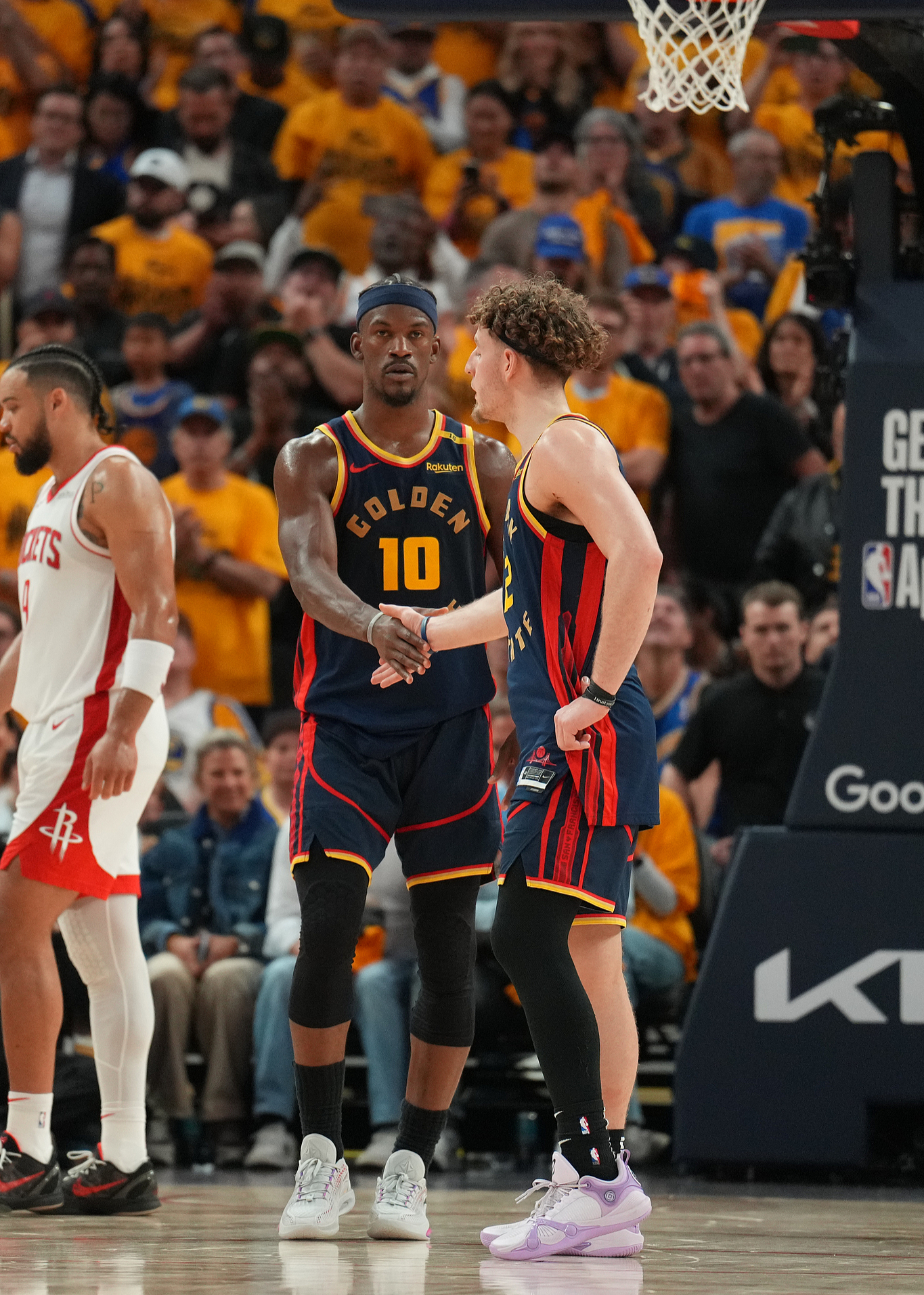 第四战火箭队主场击败勇士，总比分2比2平的简单介绍