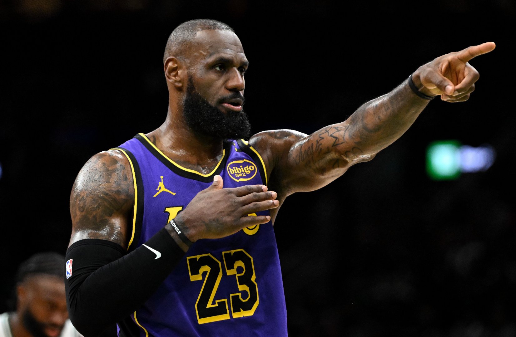 骑士主场击败步行者,詹姆斯再获三双 骑士主场击败步行者,詹姆斯再获三双