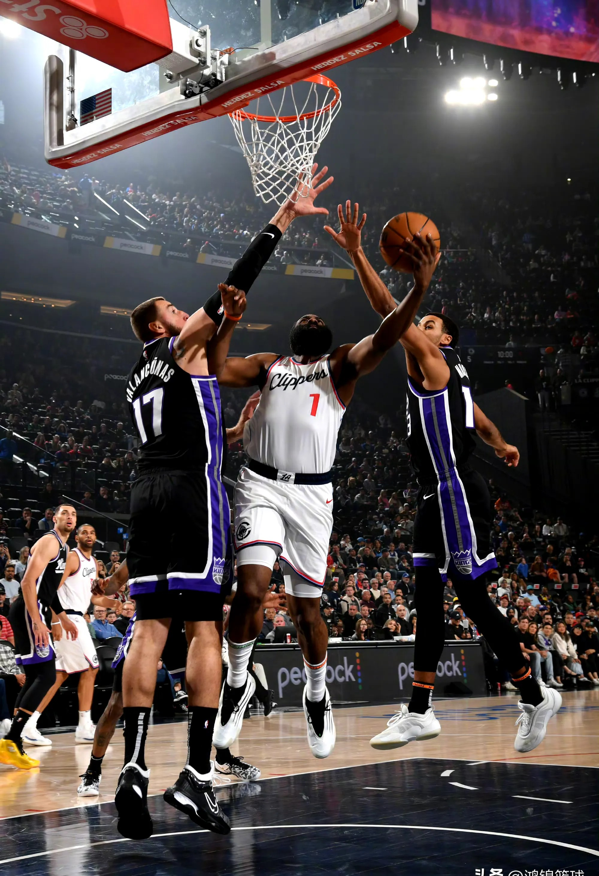 火箭惊险逆转马刺，哈登砍下三双