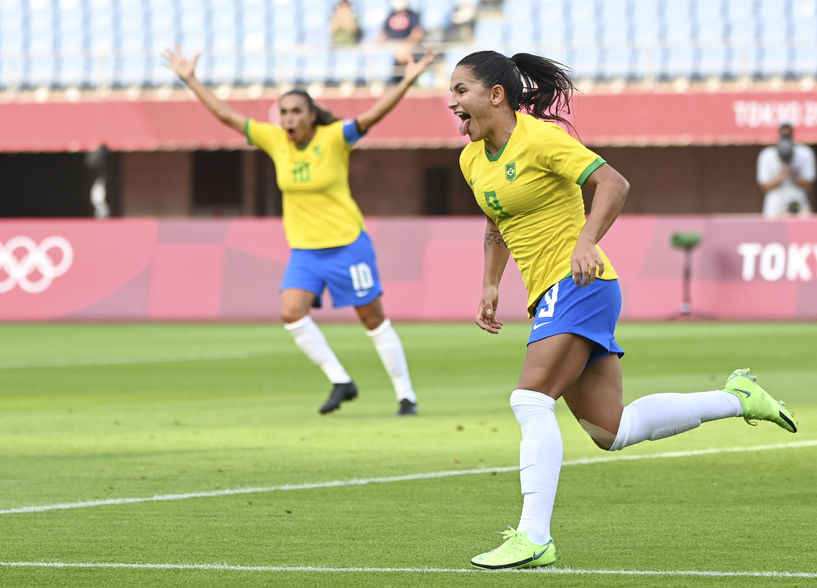 巴西女足在比赛中表现出色