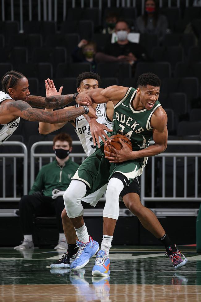 雄鹿面对圣人，安特托孔波贡献关键得分的简单介绍