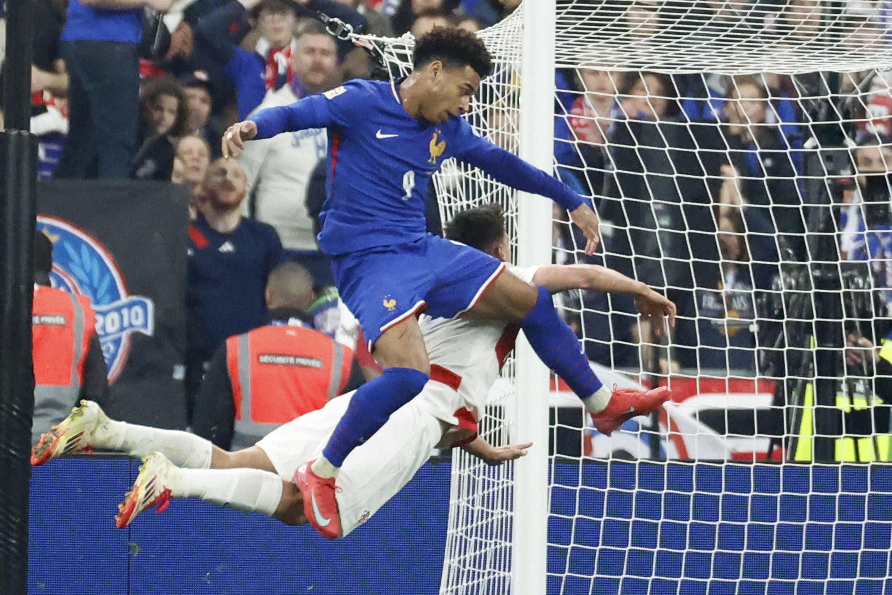 包含精彩绝伦的对攻战术，欧预赛比赛震撼世界的词条